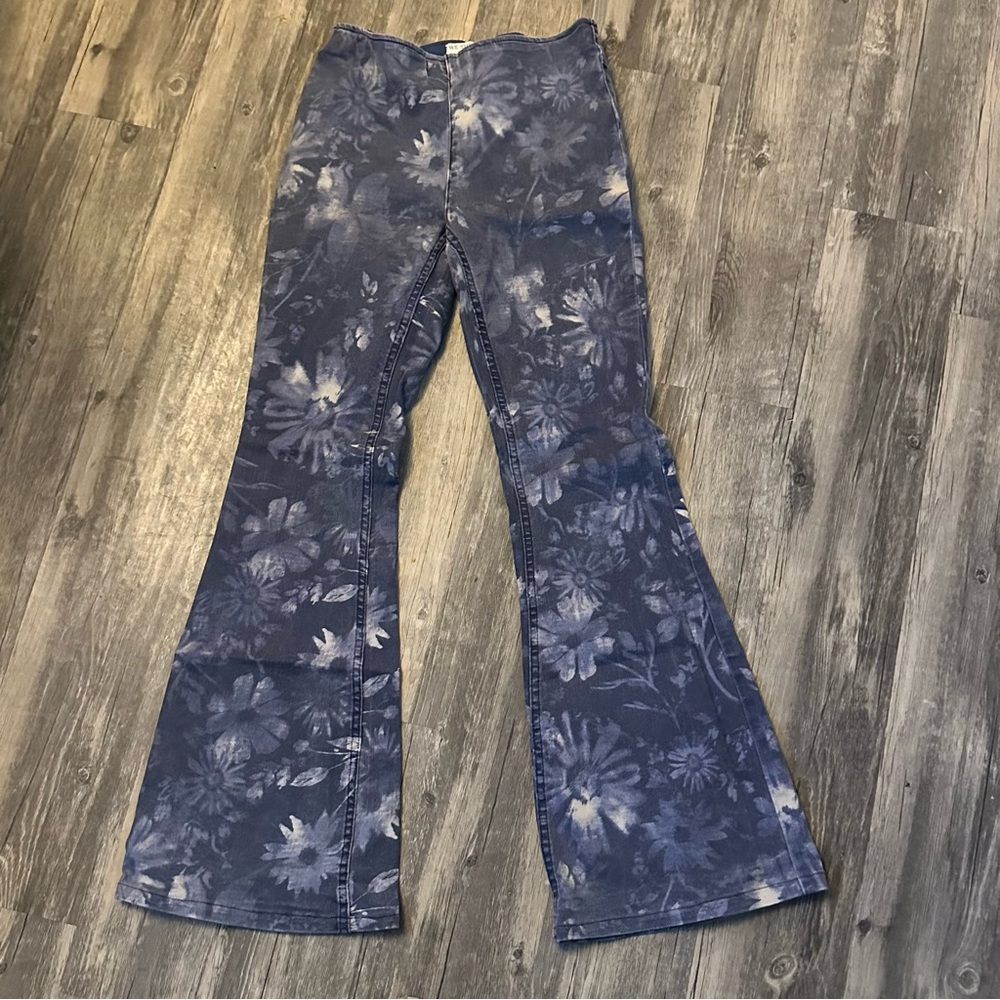 We the Free size 29 floral flare pull on jeans
